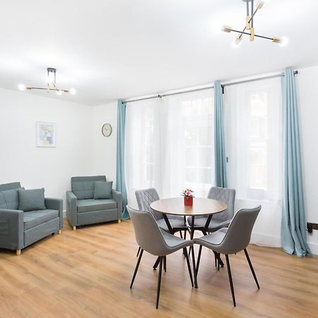 City Centre One Bedroom Apartment Next To Station, Newly Renovated لندن المظهر الخارجي الصورة