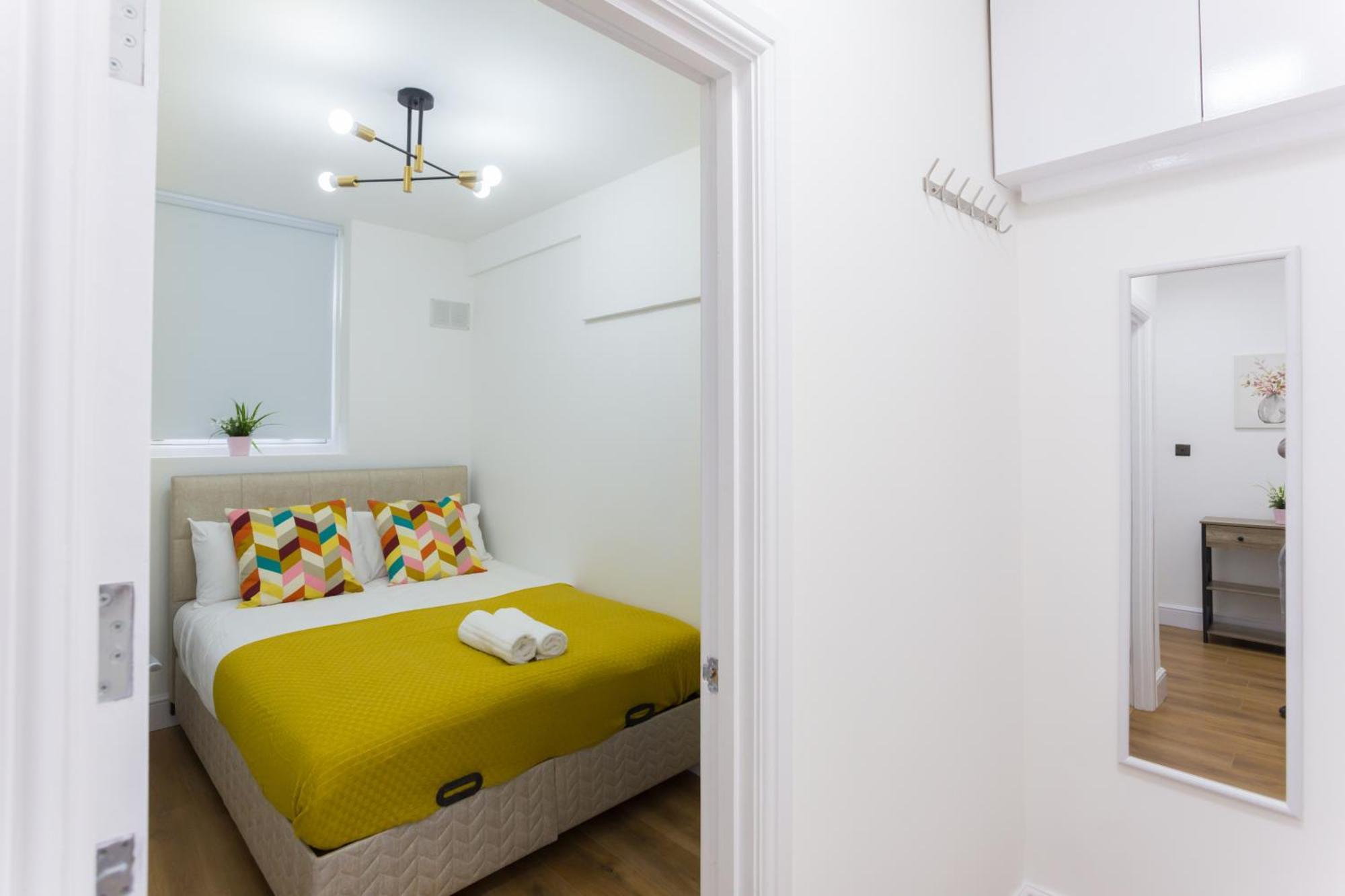 City Centre One Bedroom Apartment Next To Station, Newly Renovated لندن المظهر الخارجي الصورة