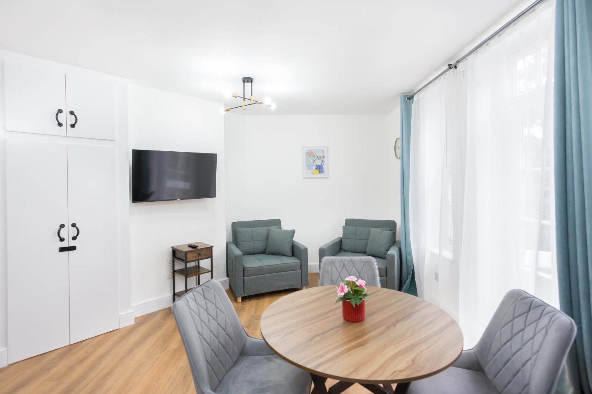 City Centre One Bedroom Apartment Next To Station, Newly Renovated لندن المظهر الخارجي الصورة