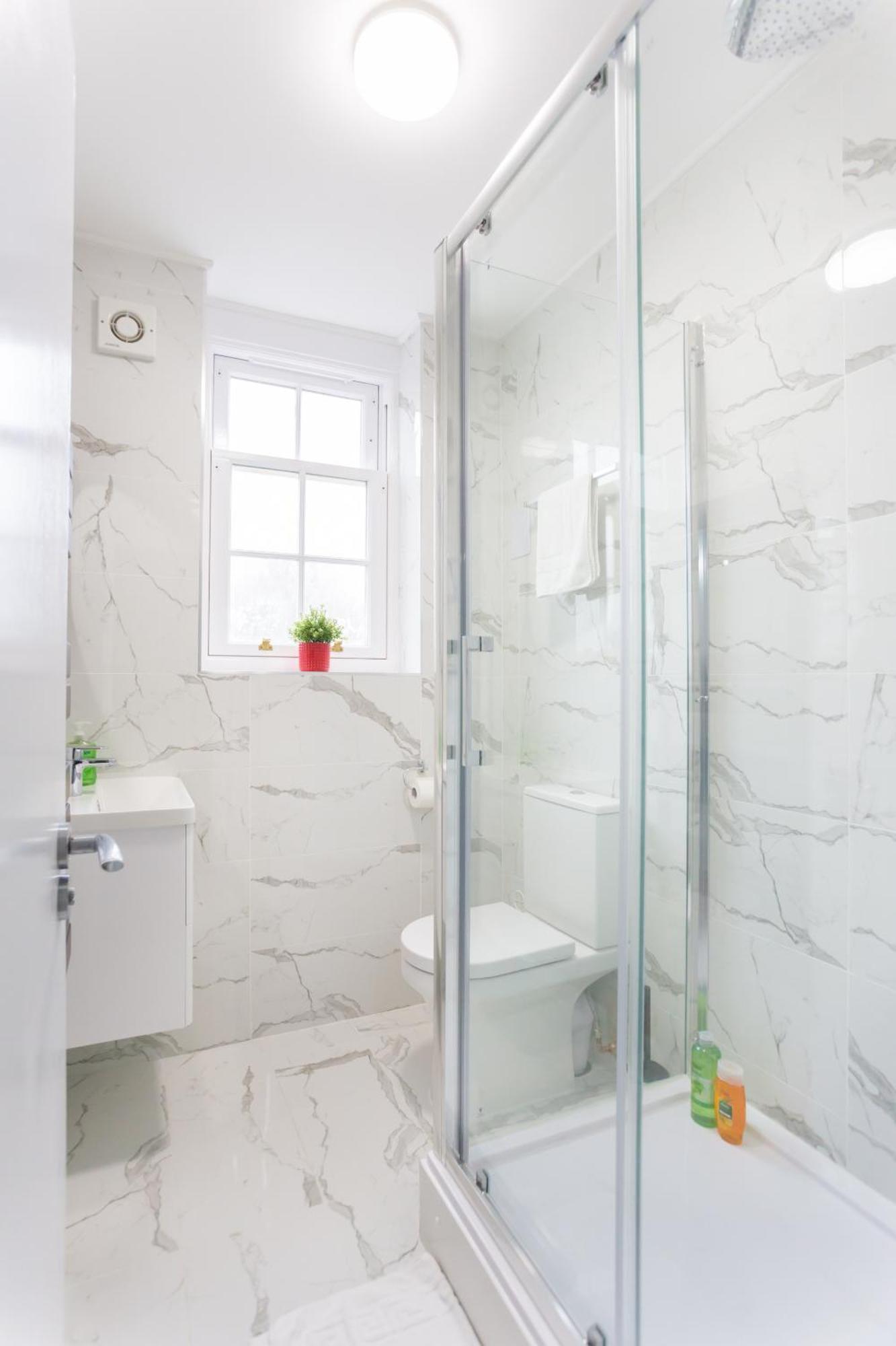 City Centre One Bedroom Apartment Next To Station, Newly Renovated لندن المظهر الخارجي الصورة