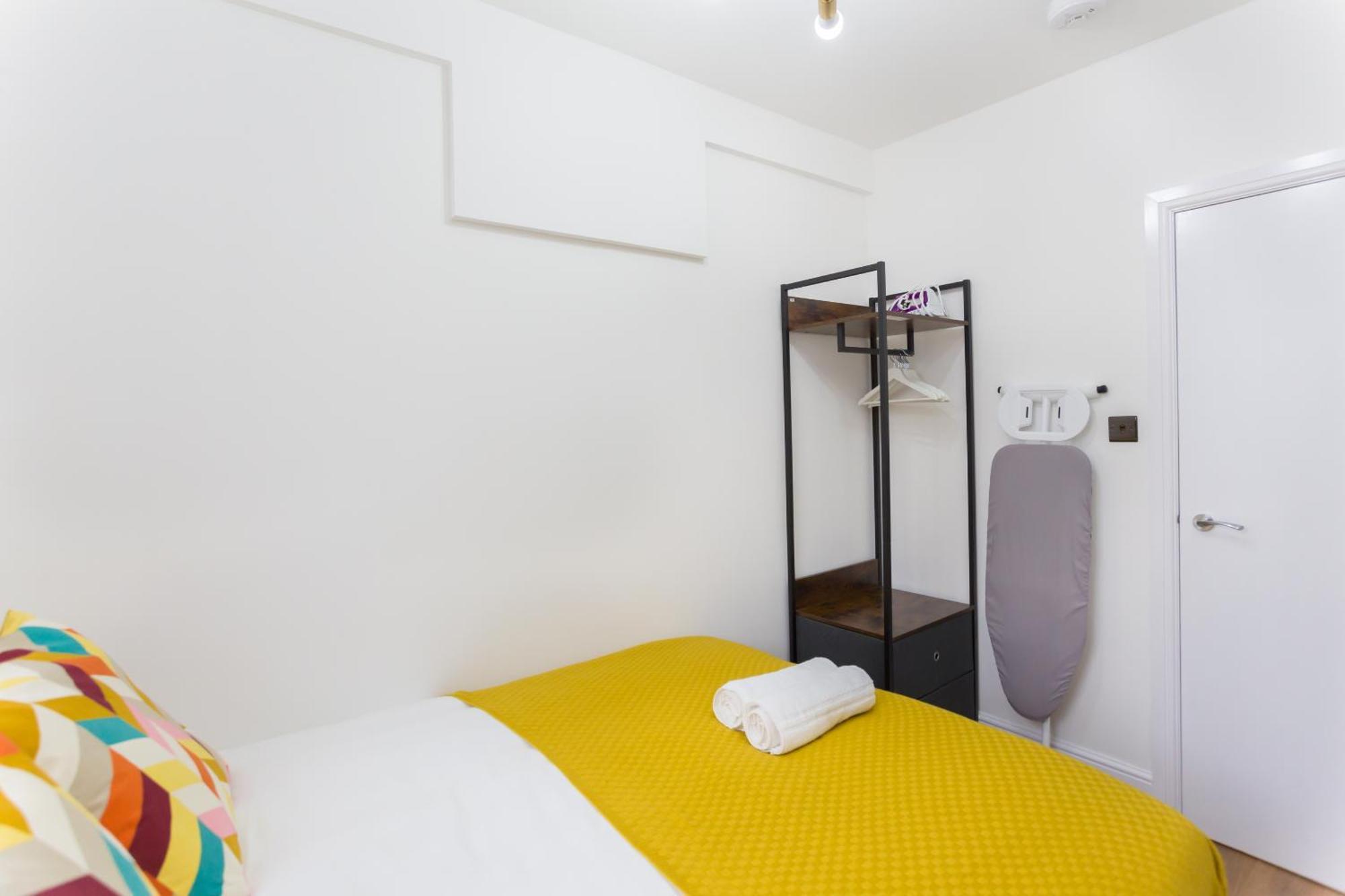 City Centre One Bedroom Apartment Next To Station, Newly Renovated لندن المظهر الخارجي الصورة