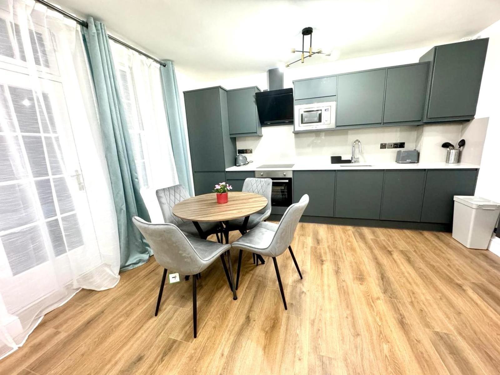 City Centre One Bedroom Apartment Next To Station, Newly Renovated لندن المظهر الخارجي الصورة