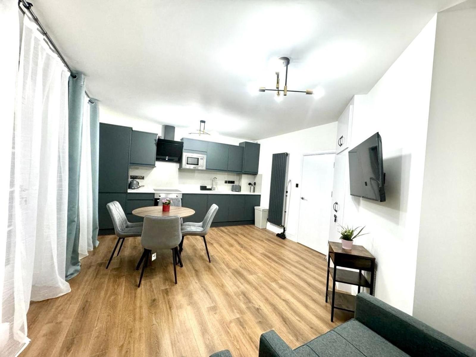 City Centre One Bedroom Apartment Next To Station, Newly Renovated لندن المظهر الخارجي الصورة