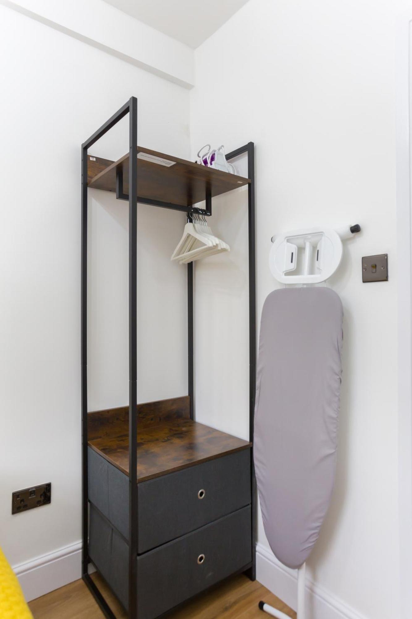 City Centre One Bedroom Apartment Next To Station, Newly Renovated لندن المظهر الخارجي الصورة