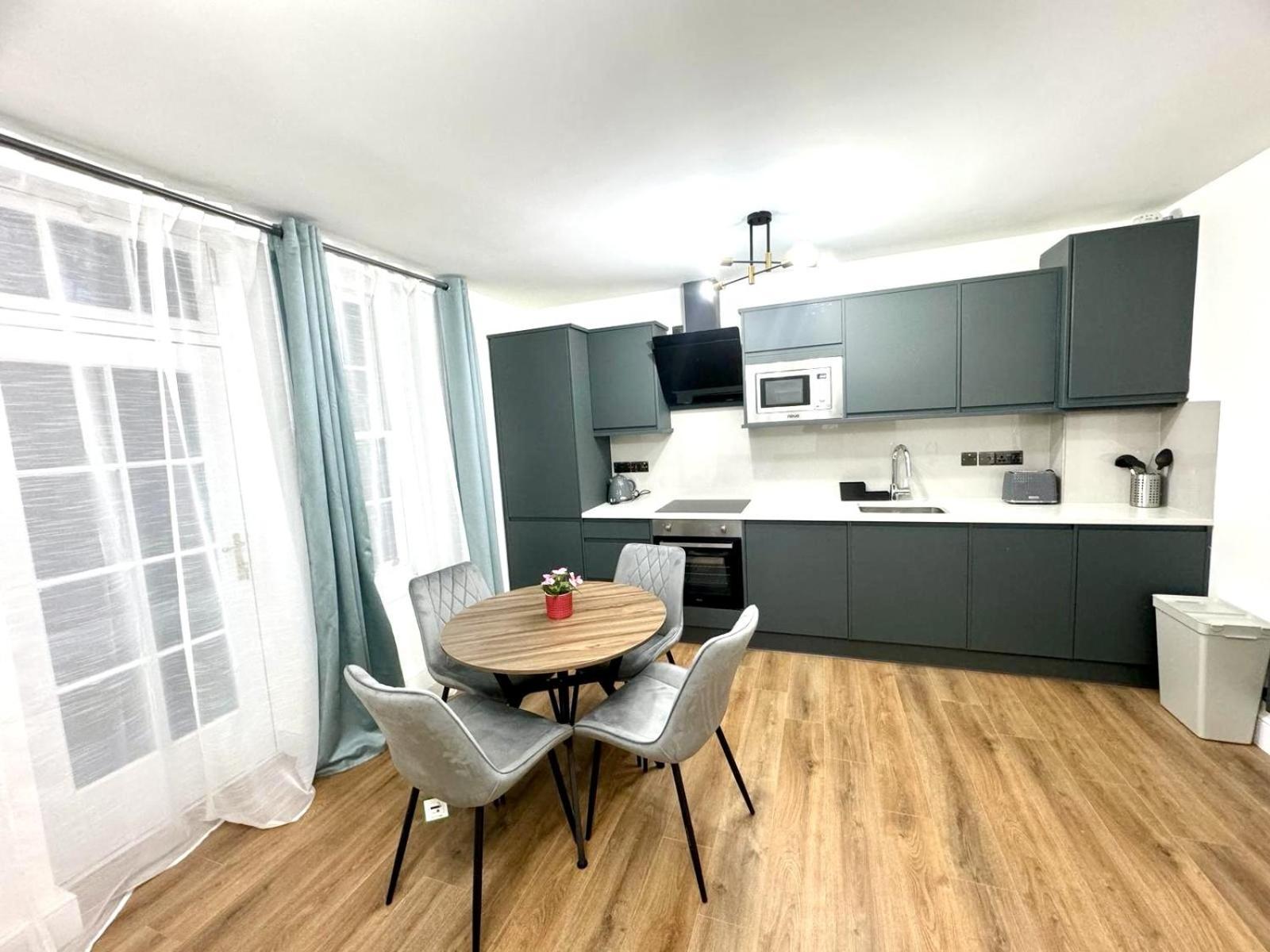 City Centre One Bedroom Apartment Next To Station, Newly Renovated لندن المظهر الخارجي الصورة