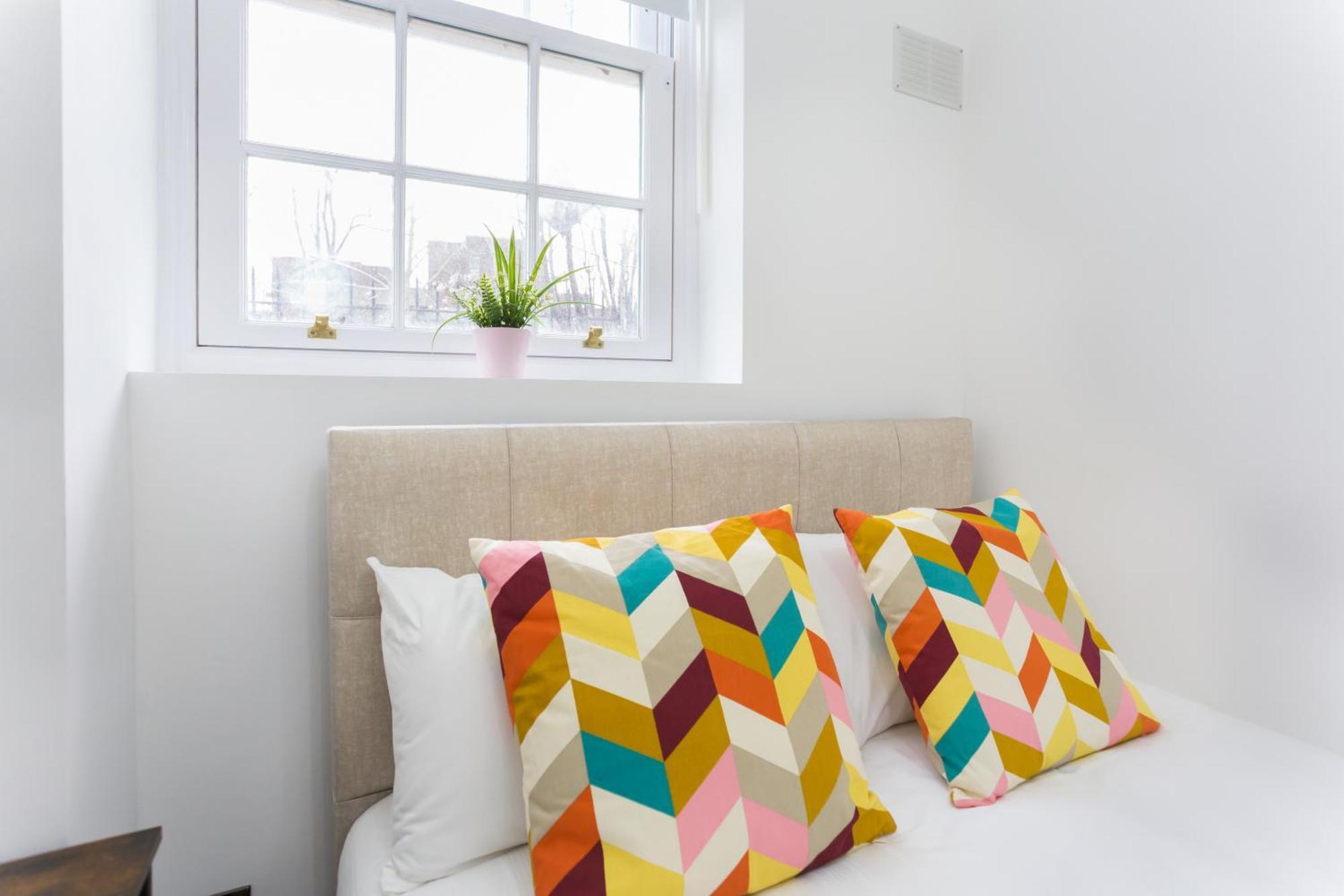 City Centre One Bedroom Apartment Next To Station, Newly Renovated لندن المظهر الخارجي الصورة
