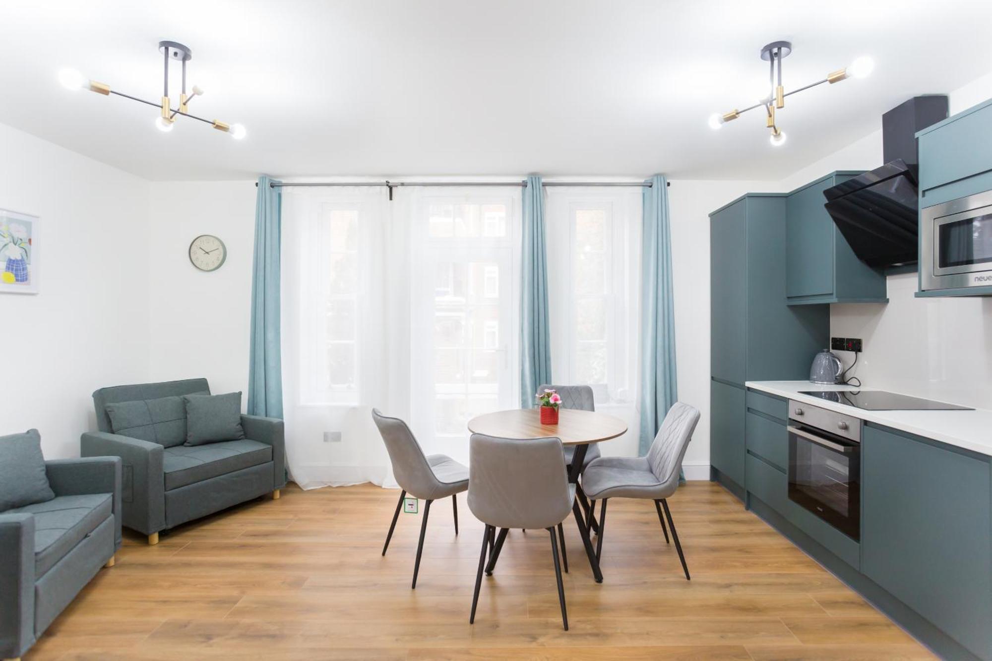 City Centre One Bedroom Apartment Next To Station, Newly Renovated لندن المظهر الخارجي الصورة