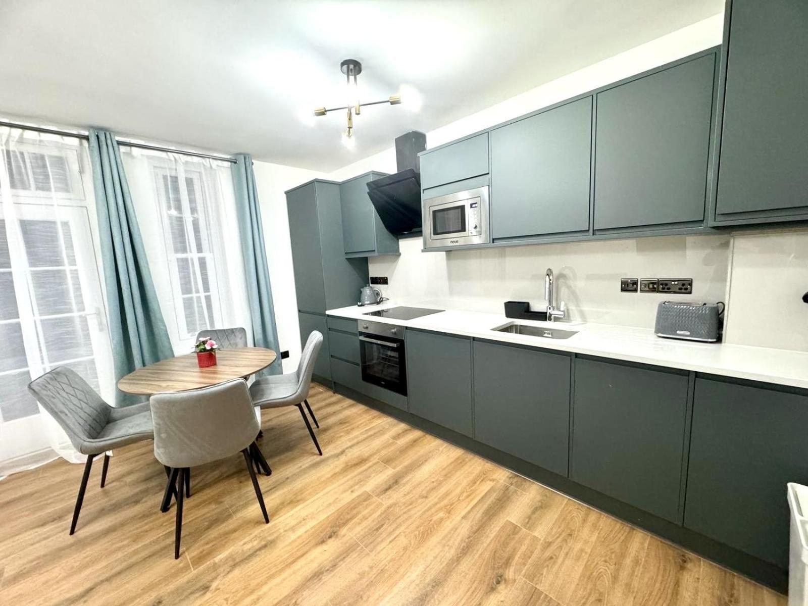 City Centre One Bedroom Apartment Next To Station, Newly Renovated لندن المظهر الخارجي الصورة
