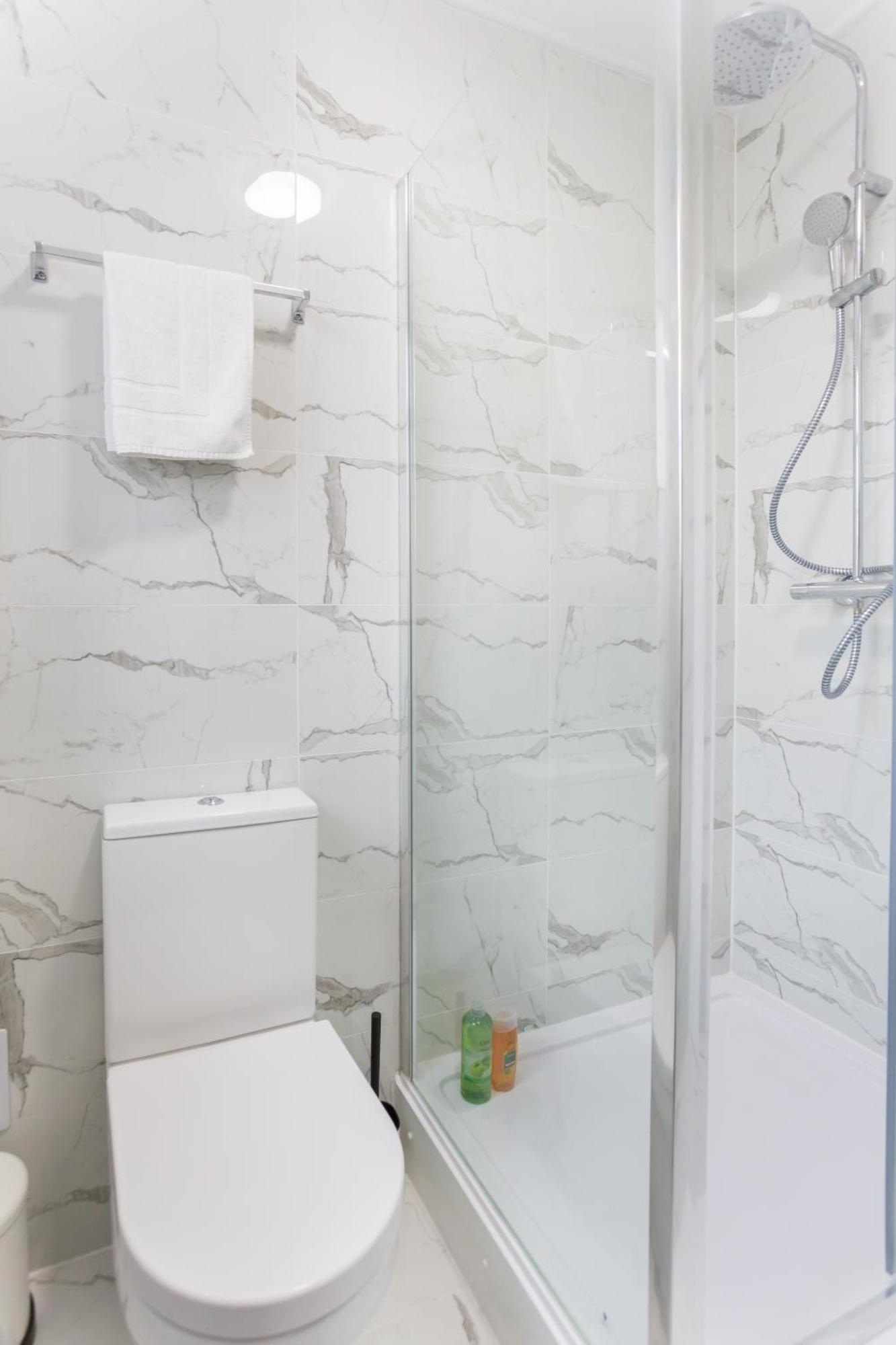 City Centre One Bedroom Apartment Next To Station, Newly Renovated لندن المظهر الخارجي الصورة